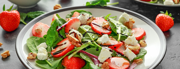 Лятна салата със спанак и ягоди